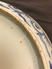 Een Chinese blauwwitte 'acht trigrammen' schotel, Ming