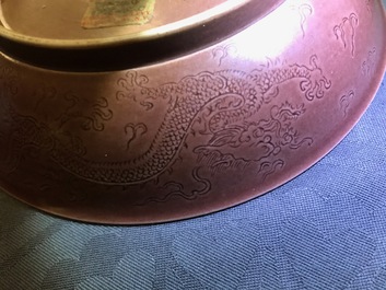 Een Chinese monochrome aubergine schotel met onderglazuur drakendecor, Jiaqing merk en periode