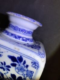 Une paire de bo&icirc;tes &agrave; th&eacute; en porcelaine de Chine bleu et blanc, marque Yu, Kangxi