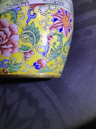 Un petit vase couvert en &eacute;maux de P&eacute;kin, marque et poss. &eacute;poque de Qianlong