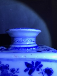 Une paire de bo&icirc;tes &agrave; th&eacute; en porcelaine de Chine bleu et blanc, marque Yu, Kangxi