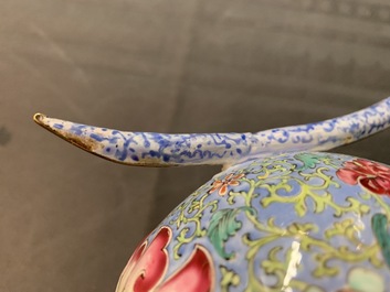 Une paire de verseuses couvertes en &eacute;maux de Canton pour le march&eacute; islamique, Qianlong/Jiaqing