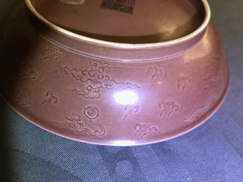 Een Chinese monochrome aubergine schotel met onderglazuur drakendecor, Jiaqing merk en periode