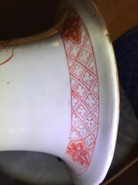 Une paire et deux vases en porcelaine de Chine famille rose, 19&egrave;me