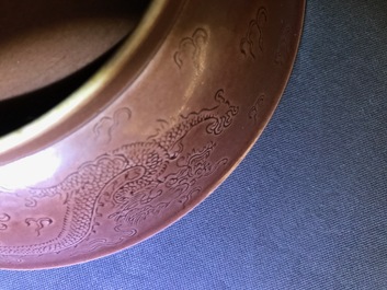 Een Chinese monochrome aubergine schotel met onderglazuur drakendecor, Jiaqing merk en periode