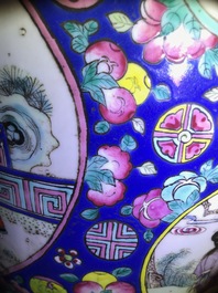 Une paire et deux vases en porcelaine de Chine famille rose, 19&egrave;me