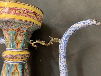Une paire de verseuses couvertes en &eacute;maux de Canton pour le march&eacute; islamique, Qianlong/Jiaqing
