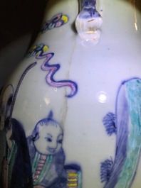 Deux vases en porcelaine de Chine bleu et blanc et famille rose, 19&egrave;me