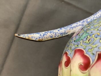 Une paire de verseuses couvertes en &eacute;maux de Canton pour le march&eacute; islamique, Qianlong/Jiaqing