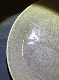 Une coupe de type Yaozhou c&eacute;ladon &agrave; d&eacute;cor incis&eacute;, prob. Song
