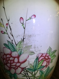 Een Chinese famille rose vaas met tweezijdig decor, 19/20e eeuw