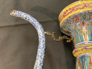 Une paire de verseuses couvertes en &eacute;maux de Canton pour le march&eacute; islamique, Qianlong/Jiaqing