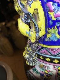 Une paire et deux vases en porcelaine de Chine famille rose, 19&egrave;me