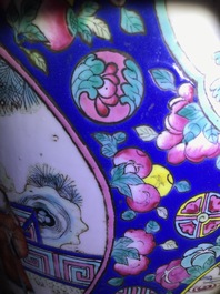 Une paire et deux vases en porcelaine de Chine famille rose, 19&egrave;me