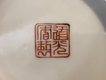 Een Chinese octagonale famille rose kom met figuren in een landschap, Daoguang merk en periode
