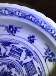 Een Chinese blauwwitte 'acht trigrammen' schotel, Ming
