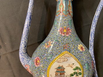 Une paire de verseuses couvertes en &eacute;maux de Canton pour le march&eacute; islamique, Qianlong/Jiaqing