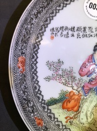 Een Chinees famille rose bord met figuren in een tuin, Republiek, 20e eeuw