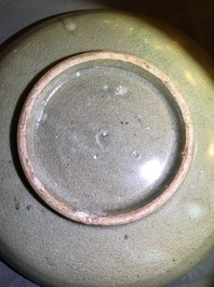 Une coupe de type Yaozhou c&eacute;ladon &agrave; d&eacute;cor incis&eacute;, prob. Song