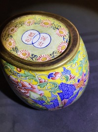 Un petit vase couvert en &eacute;maux de P&eacute;kin, marque et poss. &eacute;poque de Qianlong