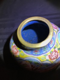 Un petit vase couvert en &eacute;maux de P&eacute;kin, marque et poss. &eacute;poque de Qianlong