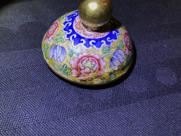 Un petit vase couvert en &eacute;maux de P&eacute;kin, marque et poss. &eacute;poque de Qianlong