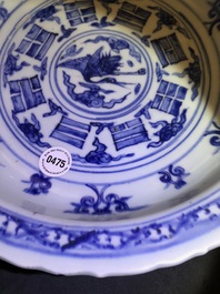 Een Chinese blauwwitte 'acht trigrammen' schotel, Ming