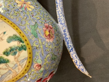 Une paire de verseuses couvertes en &eacute;maux de Canton pour le march&eacute; islamique, Qianlong/Jiaqing