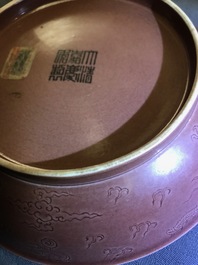 Een Chinese monochrome aubergine schotel met onderglazuur drakendecor, Jiaqing merk en periode