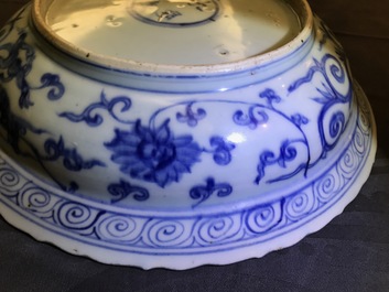 Een Chinese blauwwitte 'acht trigrammen' schotel, Ming