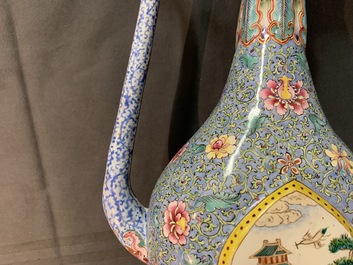 Une paire de verseuses couvertes en &eacute;maux de Canton pour le march&eacute; islamique, Qianlong/Jiaqing