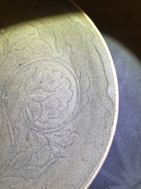 Une coupe de type Yaozhou c&eacute;ladon &agrave; d&eacute;cor incis&eacute;, prob. Song