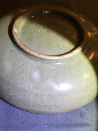Une coupe de type Yaozhou c&eacute;ladon &agrave; d&eacute;cor incis&eacute;, prob. Song