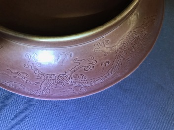 Een Chinese monochrome aubergine schotel met onderglazuur drakendecor, Jiaqing merk en periode