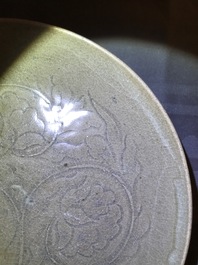Une coupe de type Yaozhou c&eacute;ladon &agrave; d&eacute;cor incis&eacute;, prob. Song