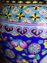 Une paire et deux vases en porcelaine de Chine famille rose, 19&egrave;me
