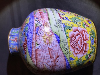 Un petit vase couvert en &eacute;maux de P&eacute;kin, marque et poss. &eacute;poque de Qianlong