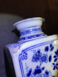 Une paire de bo&icirc;tes &agrave; th&eacute; en porcelaine de Chine bleu et blanc, marque Yu, Kangxi