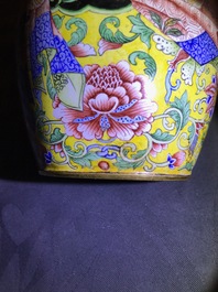 Un petit vase couvert en &eacute;maux de P&eacute;kin, marque et poss. &eacute;poque de Qianlong
