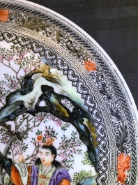 Een Chinees famille rose bord met figuren in een tuin, Republiek, 20e eeuw
