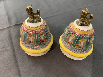 Une paire de verseuses couvertes en &eacute;maux de Canton pour le march&eacute; islamique, Qianlong/Jiaqing