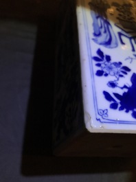 Une paire de bo&icirc;tes &agrave; th&eacute; en porcelaine de Chine bleu et blanc, marque Yu, Kangxi