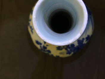 Un grand vase de forme bouteille en porcelaine de Chine bleu et blanc, Wanli