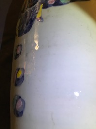 Deux vases en porcelaine de Chine bleu et blanc et famille rose, 19&egrave;me