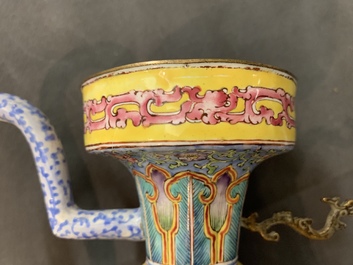 Une paire de verseuses couvertes en &eacute;maux de Canton pour le march&eacute; islamique, Qianlong/Jiaqing