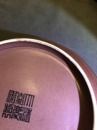 Een Chinese monochrome aubergine schotel met onderglazuur drakendecor, Jiaqing merk en periode