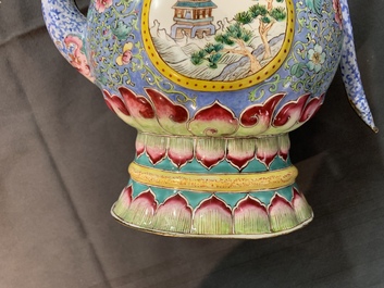 Une paire de verseuses couvertes en &eacute;maux de Canton pour le march&eacute; islamique, Qianlong/Jiaqing