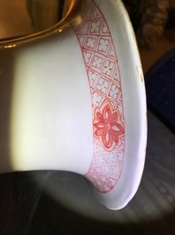 Une paire et deux vases en porcelaine de Chine famille rose, 19&egrave;me