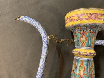Une paire de verseuses couvertes en &eacute;maux de Canton pour le march&eacute; islamique, Qianlong/Jiaqing