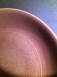 Een Chinese monochrome aubergine schotel met onderglazuur drakendecor, Jiaqing merk en periode